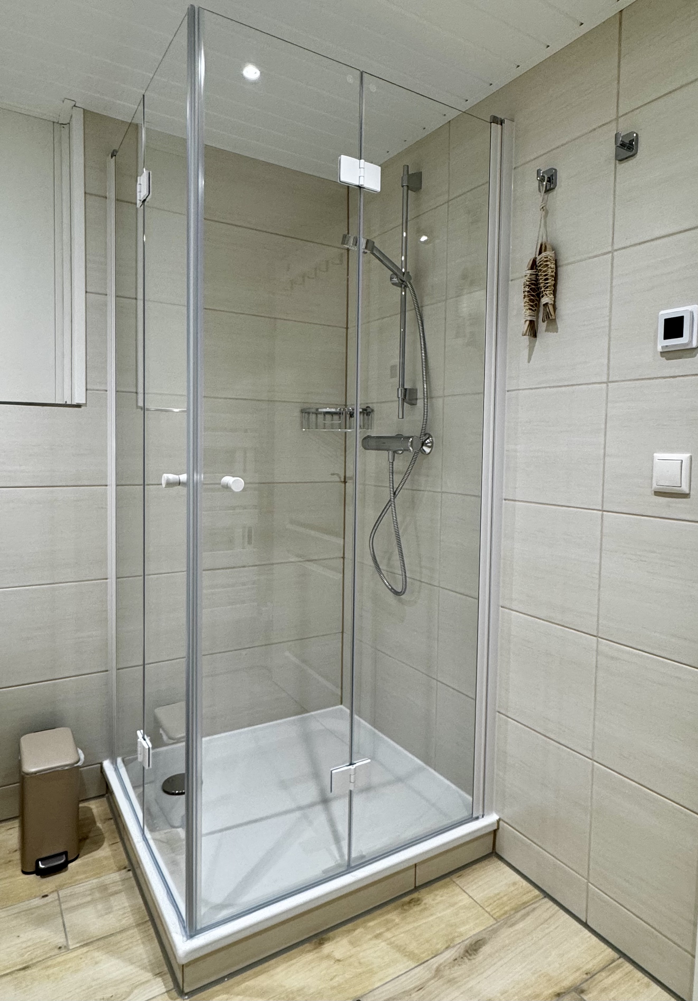 Modernes Badezimmer mit Dusche
