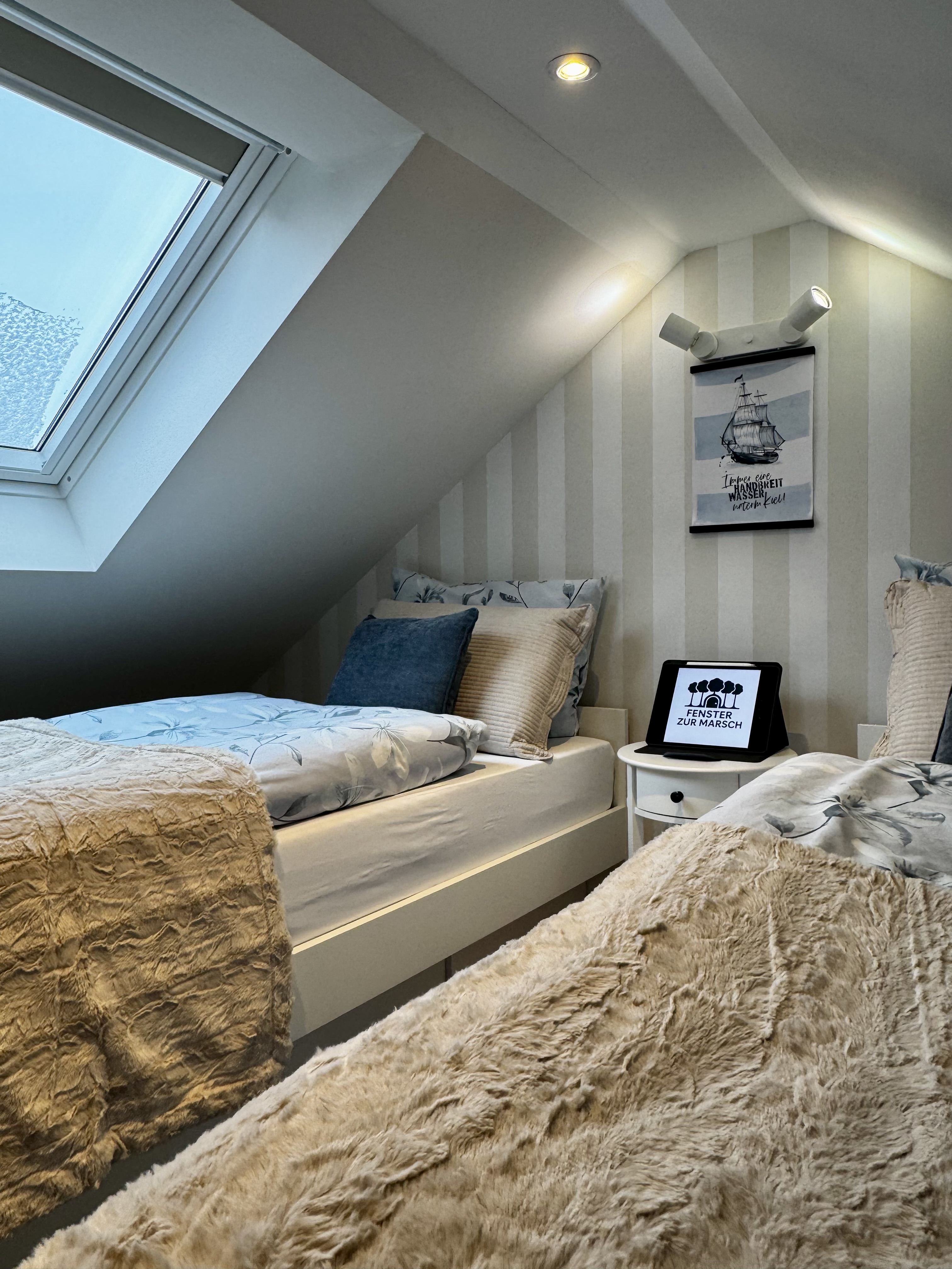 Gemütliches Schlafzimmer mit Dachfenster